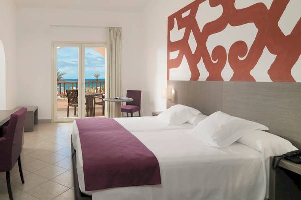 Hotelzimmer im VOI Praia De Chaves Resort mit Blick auf das Meer und Balkon.