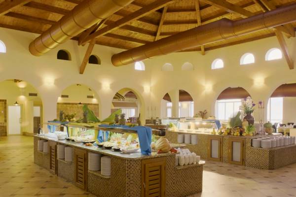 Buffetbereich des VOI Praia De Chaves Resort mit vielen Speisen und Holzdecke