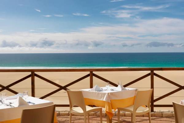 Terrasse des VOI Praia De Chaves Resort mit Blick auf das Meer und den Strand