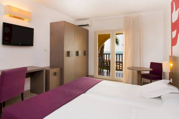 Doppelzimmer im VOI Praia De Chaves Resort mit Blick auf das Meer.