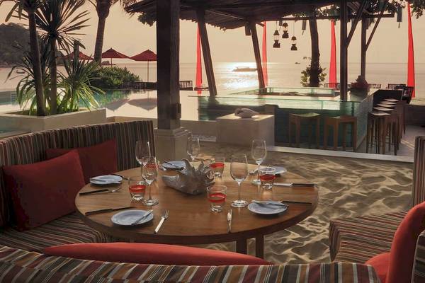 Strandrestaurant des Anantara Rasananda Koh Phangan Villas mit Blick auf das Meer.