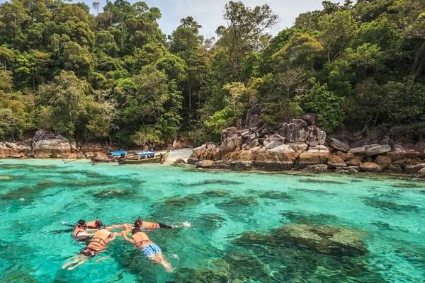 Snorkeltour bei Anantara Rasananda Koh Phangan Villas mit klarem Wasser und grünem Meer