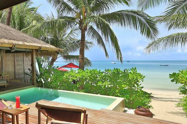 Außenbereich der Anantara Rasananda Koh Phangan Villas mit Blick auf den Strand und das Meer.