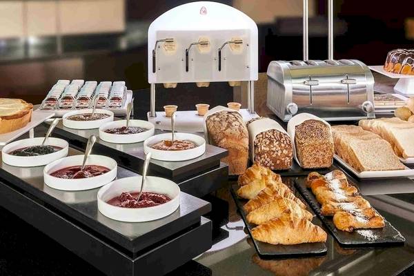 Frühstücksbuffet im NH Hamburg Altona mit Brot, Croissants, Marmeladen und Toaster.