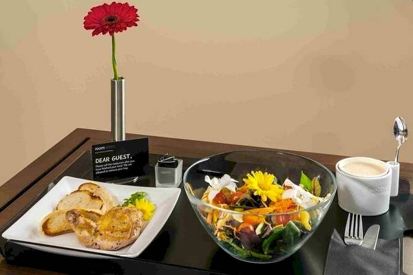Zimmerservice-Platte mit Salat, Fleisch und Brot im NH Hamburg Altona Hotel