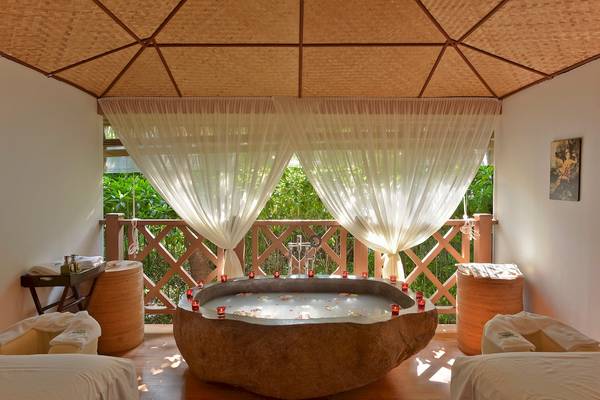 Steinbadewanne im Traumland, einem einzigartigen See- und Meerresort Spa, mit Blick auf die Natur.
