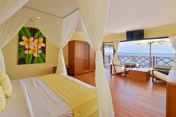 Zimmer im Dreamland The Unique Sea & Lake Resort Spa mit Meerblick, Bett, Sitzbereich und Fernseher.