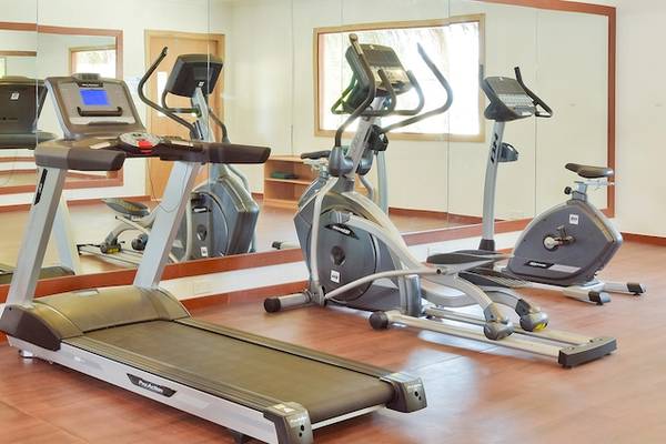 Fitnessraum im Dreamland The Unique Sea & Lake Resort Spa mit mehreren Laufbändern und anderen Trainingsgeräten.