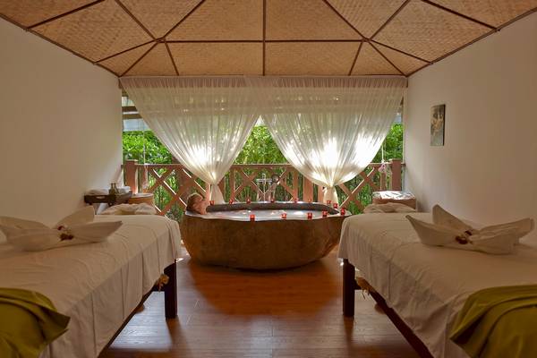 Behandlungsraum im Traumland Unique Meer & See Resort Spa mit einer Frau in einer großen Badewanne mit Lichtern.
