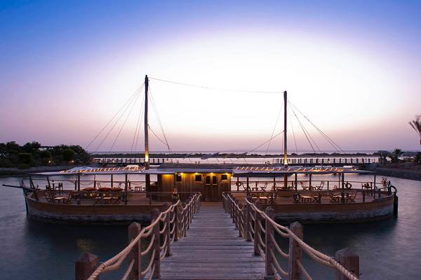 Boot des Sheraton Miramar Resort El Gouna am Wasser bei Sonnenuntergang