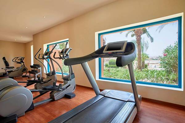 Fitnesscenter im Sheraton Miramar Resort El Gouna mit Geräten und großem Fenster
