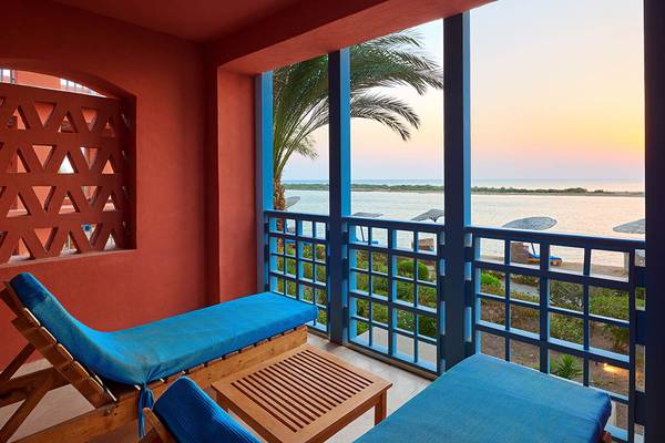 Balkon des Sheraton Miramar Resorts El Gouna mit Blick auf das Meer und eine Palme.