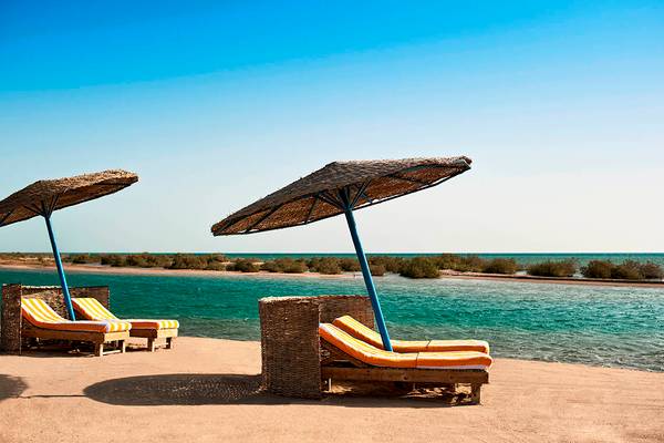 Zwei Strandlounges mit Sonnenschirmen am Sheraton Miramar Resort El Gouna