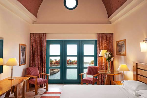 Innenansicht des Hotelzimmers im Sheraton Miramar Resort El Gouna mit Blick auf einen Kanal.