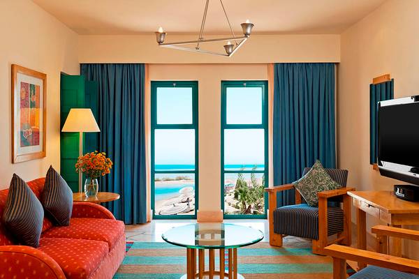 Hotelzimmer im Sheraton Miramar Resort El Gouna mit Blick auf das Meer.