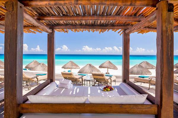Blick auf einen Strand aus einem Hotelzimmer des Sheraton Miramar Resort El Gouna.