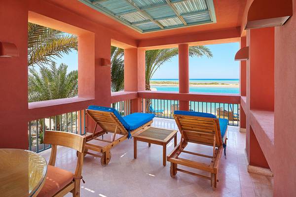 Blick vom Balkon des Sheraton Miramar Resort El Gouna auf das Meer und die Palmen