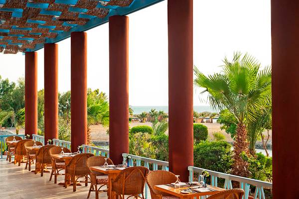 Terrasse des Sheraton Miramar Resort El Gouna mit Blick auf das Meer und Palmen
