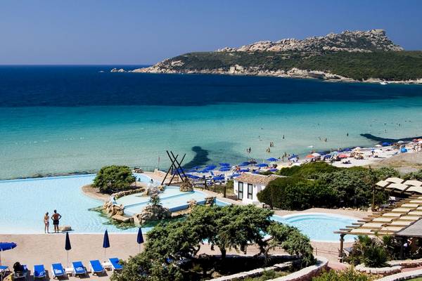 Aussenbereich des Colonna Grand Hotel Capo Testa mit Pools und Strand