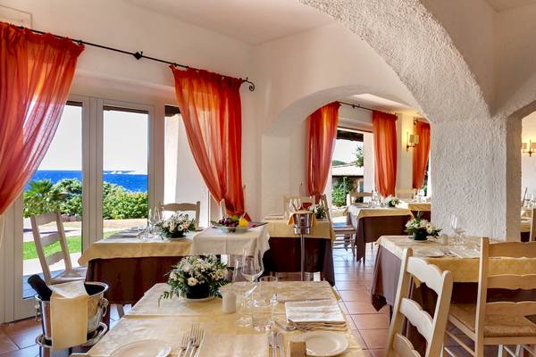 Restaurant des Colonna Grand Hotel Capo Testa mit Blick auf das Meer.