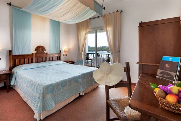 Doppelzimmer im Colonna Grand Hotel Capo Testa mit Blick auf das Meer und eine Terrasse.