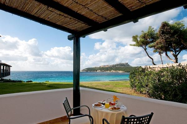 Frühstück auf dem Balkon des Colonna Grand Hotel Capo Testa mit Blick auf das Meer