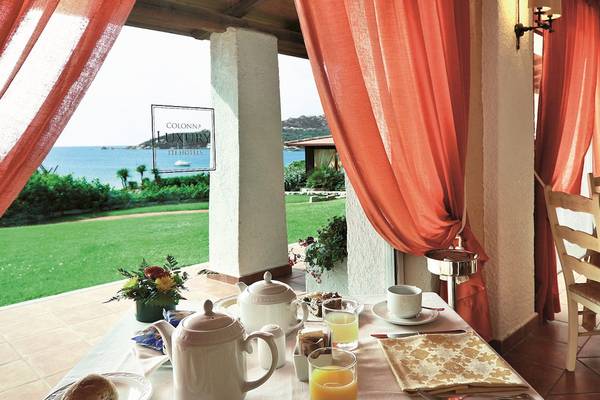 Frühstück auf der Terrasse mit Meerblick im Hotel Colonna Grand Hotel Capo Testa
