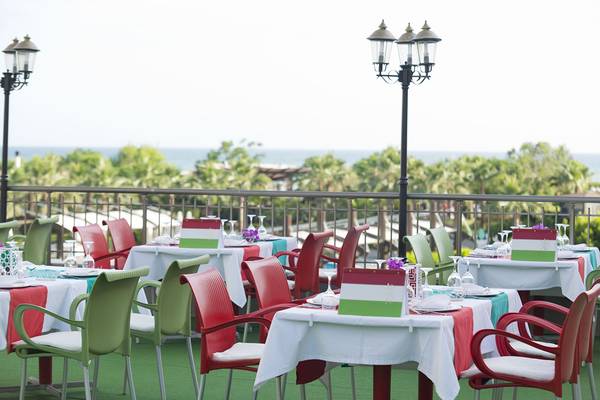 Außenterrasse des Aydinbey Kings Palace & Spa Hotels mit Blick auf das Meer