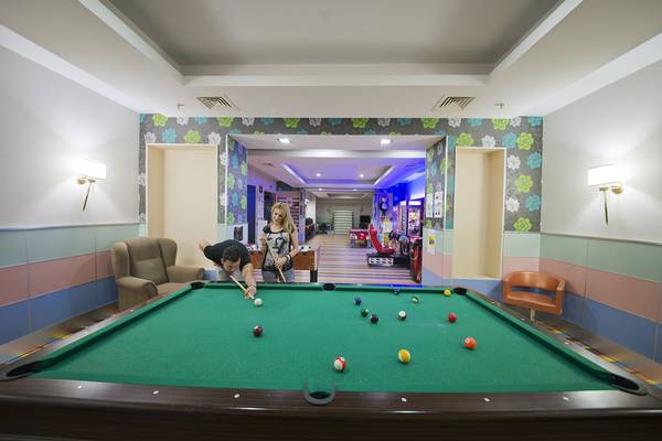 Mann und Frau spielen Billard im Aydinbey Kings Palace & Spa