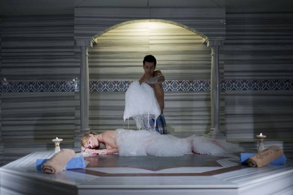 Mann gießt Frau im Hammam Seife im Aydinbey Kings Palace & Spa