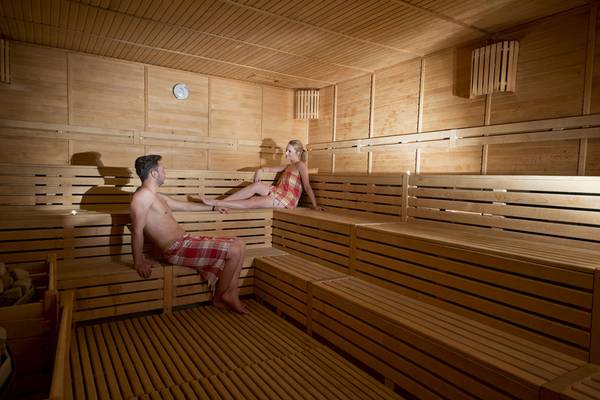 Mann und Frau entspannen sich in der Sauna des Aydinbey Kings Palace & Spa.