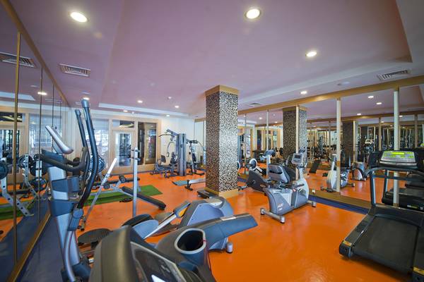 Fitnesscenter im Aydinbey Kings Palace & Spa Hotel mit verschiedenen Trainingsgeräten.