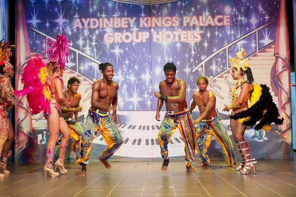 Tänzer im Aydinbey Kings Palace & Spa Hotel präsentieren eine Show.