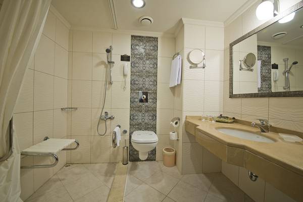 Badezimmer im Aydinbey Kings Palace & Spa mit Dusche, Toilette, Spiegel und Waschbecken.