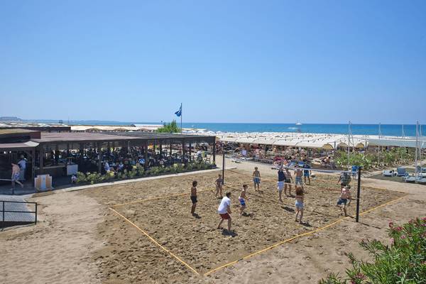 Volleyballspieler auf dem Sand am Strand des Aydinbey Kings Palace & Spa Hotels.