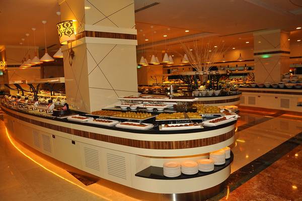 Buffet im Aydinbey Kings Palace & Spa Hotel mit vielen Gerichten.