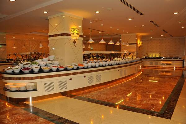 Buffetbereich des Aydinbey Kings Palace & Spa Hotels mit vielen Speisen in Schalen.