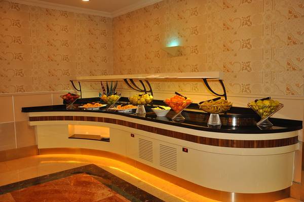 Buffet-Tisch im Aydinbey Kings Palace & Spa mit verschiedenen Früchten und Desserts.