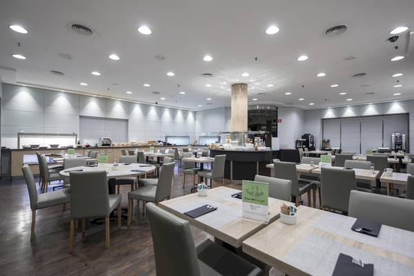 Frühstücksraum des Gran Hotel Havana Barcelona mit modernen Möbeln und heller Beleuchtung.
