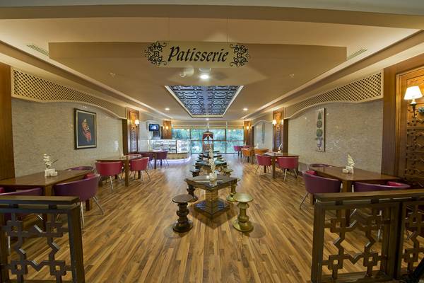 Innenansicht des Aydinbey Kings Palace & Spa mit der Patisserie-Bezeichnung an der Decke.