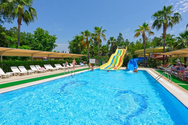 Poolbereich des Club Hotel Sidelya mit Wasserrutschen und Liegestühlen.