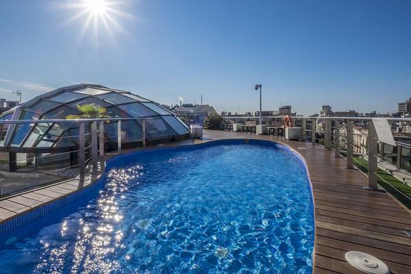 Dachpool des Gran Hotel Havana Barcelona mit Glaskuppel im Hintergrund
