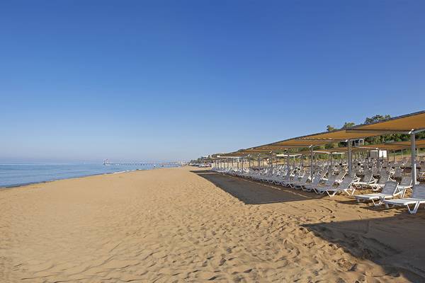 Strand des Club Hotel Sidelya mit vielen Liegen und Sonnenschirmen