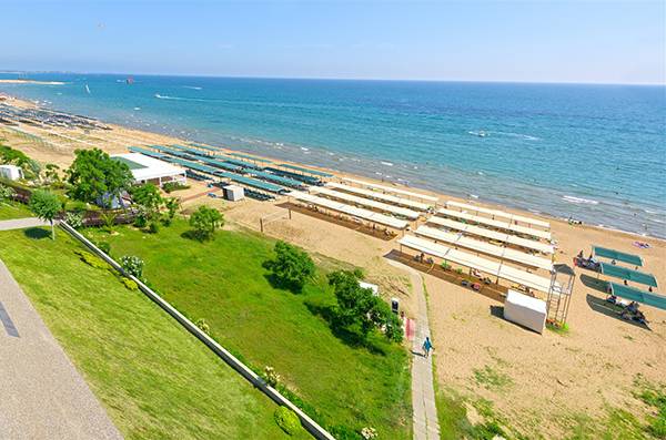 Luftaufnahme des Club Hotel Sidelya am Strand mit Bäumen und Wegen.