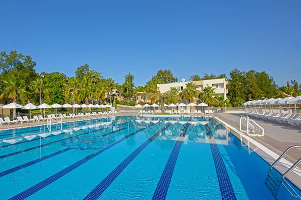 Außenpool des Club Hotel Sidelya mit Sonnenliegen und Sonnenschirmen