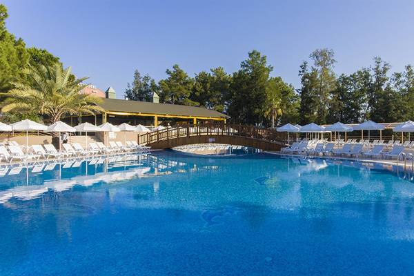 Außenpool des Club Hotel Sidelya mit weißen Liegen und Sonnenschirmen.