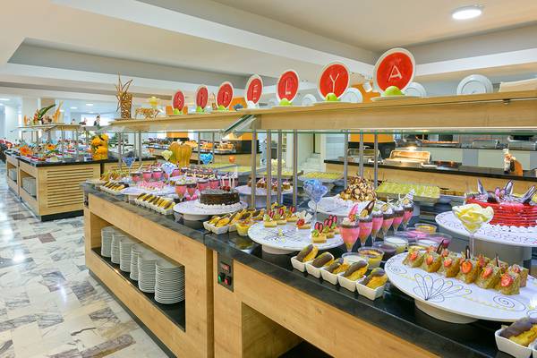 Buffet im Club Hotel Sidelya mit einer Auswahl an Kuchen und Desserts.