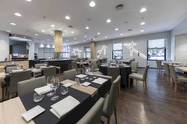 Innenansicht des Restaurants im Gran Hotel Havana Barcelona mit gedeckten Tischen und moderner Einrichtung.