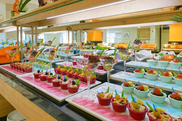 Buffet-Tisch im Club Hotel Sidelya mit verschiedenen Salaten und Snacks in Gläsern.