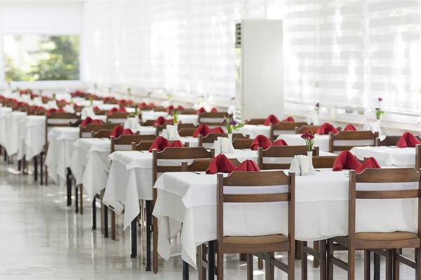 Speisesaal im Club Hotel Sidelya mit gedeckten Tischen und roten Servietten